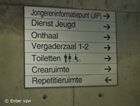 Jeugdhuis Rondpunt, Genk: bij de inkom geeft een informatiebord een overzicht van de lokalen.