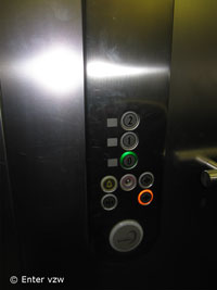De bedieningsknoppen van de lift in jeugdcentrum Ahoy, Wijnegem