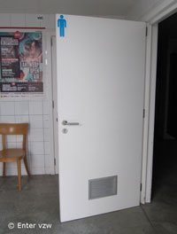 Jeugdcompetentiecentrum Zappa, Kiel: het sanitair wordt aangegeven met duidelijk herkenbare pictogrammen.
