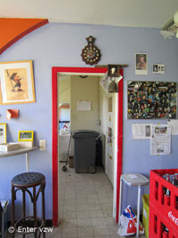 FOS De toekan -  de rode deurkader contrasteert met de wand en het deurbladoordat het contrast van de witte deur met de wand.