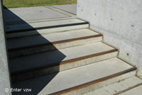 Jeugdhuis Genk: De trap werd voorzien van een goede contrastmarkering op elke trede.