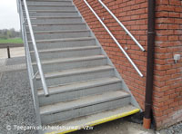 Scouts Boortmeerbeek (foto TGB): Aan de muurzijde is een leuning op twee hoogten voorzien. Voor een    goede uitvoering en veiligheid moet deze ook aan de andere zijde van de trap voorzien worden.