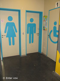 Jeugdcentrum Ahoy, Wijnegem: de vloer, de deurkaders en de signalisatie contrasteren met de wand. Akabe 47, Edegem: het deurkader contrasteert met de wand.