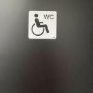 Het aangepast toilet wordt aangeduid met het rolstoel-pictogram en WC. (Jeugdcompetentiecentrum Zappa, Kiel)