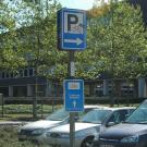 De parking en de fietsenstalling worden duidelijk aangegeven met het herkenbare symbool P en het fiets-pictogram. (Jeugdhuis Rondpunt 26, Genk)