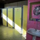Bij de gewone toiletten zijn de deurkaders in een contrasterende kleur geschilderd ten opzichte van de deurbladen. (Jeugdhuis Club 9, Koersel)