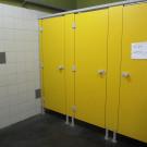 De gewone toiletten. Optimaal worden de deuren contrasterend uitgevoerd ten opzichte van de wanden. (Scouts Akabe Lint)